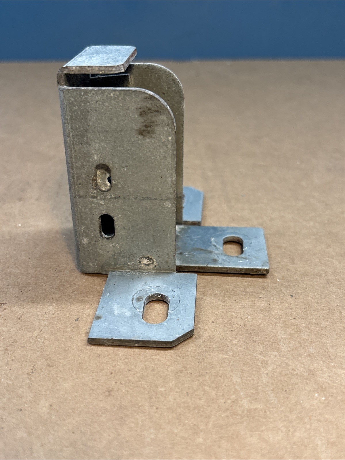 DIXIE NARCO VENDING MACH T HANDLE LOCK NUT ASSEMBLY W/MOUNTING BRACKET