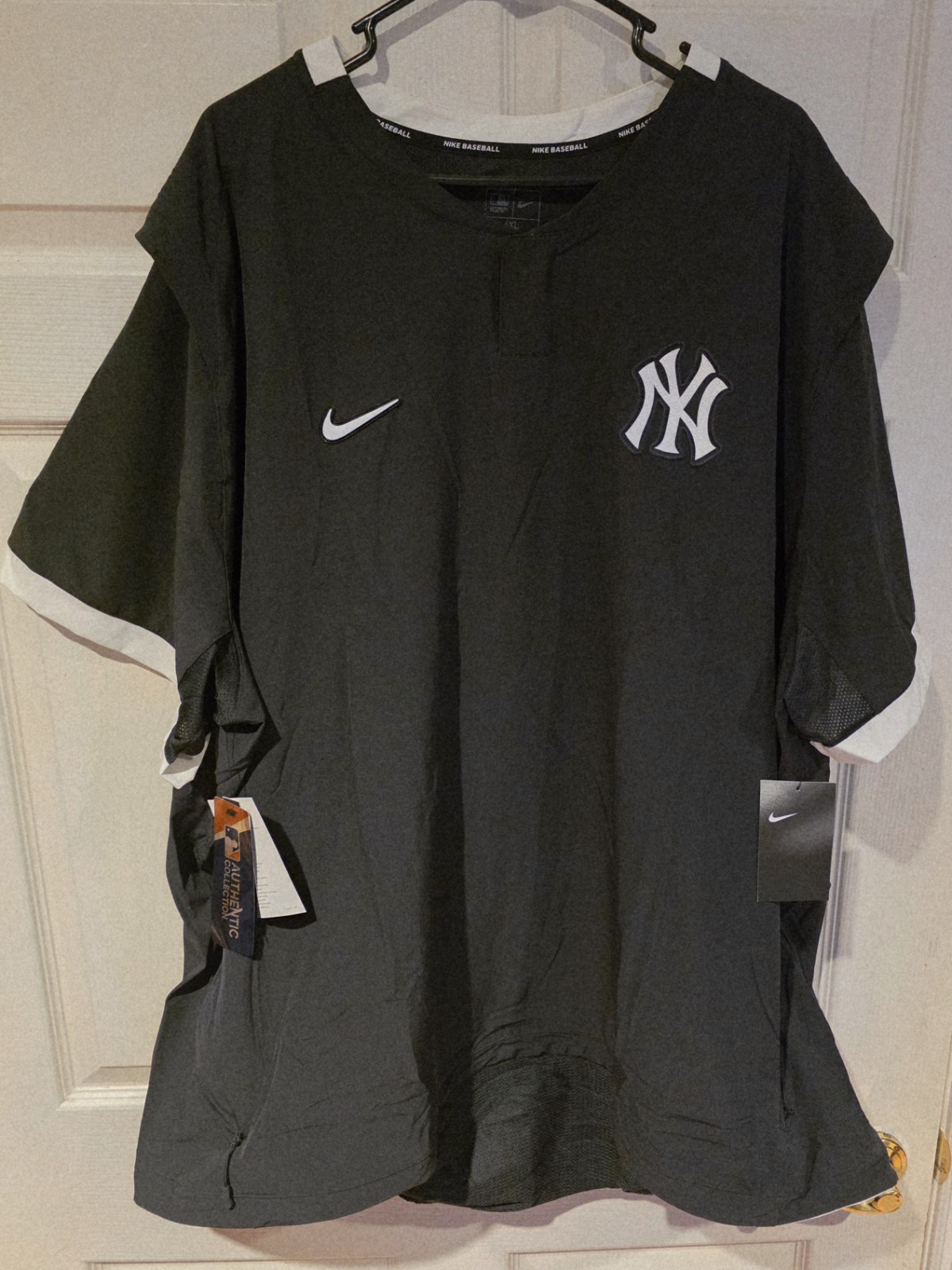 NEW YORK YANKESS NIKE LIGHT WEIGHT SHORT SLEEVE COACHES JACKET SIZE 4 XL NEW