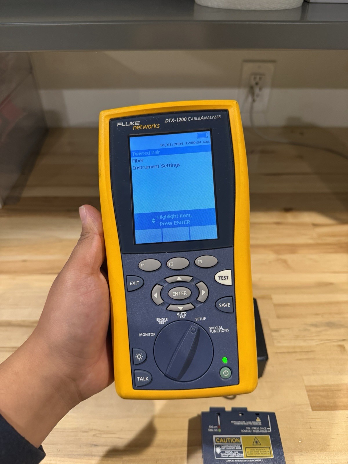 FLUKE NETWORKS DTX-1200 MAINFRAME & FIBER MODULE W/ CHARGER (TESTED)