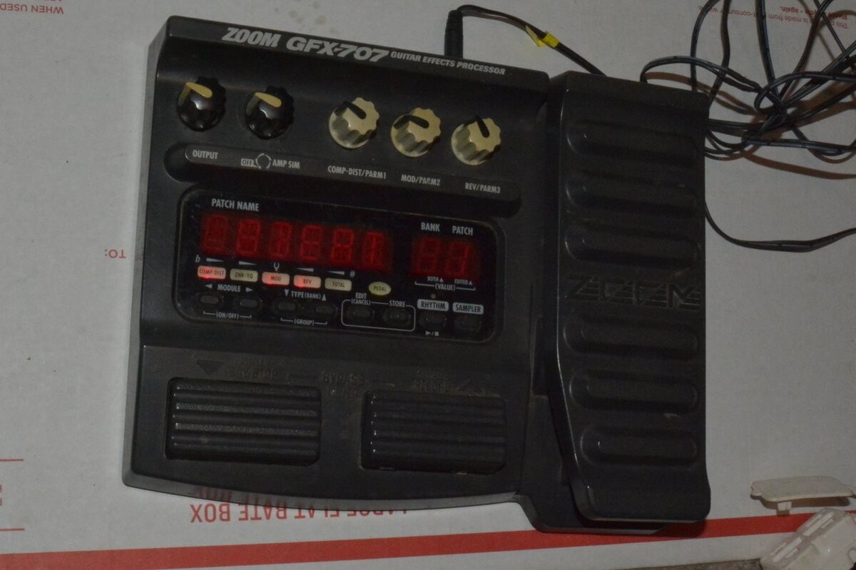 Half Works Zoom GFX-707 Guitar Effects Processor-no expression or power supply