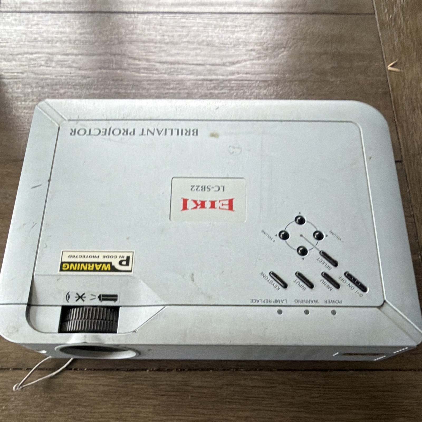 EIKI LC-SB22 LCD Projector 2500 ANSI Lumens 800x600 4:3 Portable