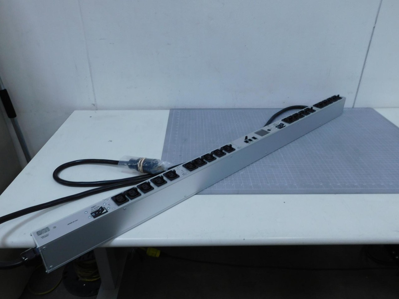 BAYTECH PS1805B SINGLE PHASE PDU W/L6-30P METERED OUTLED CONTROL T145208