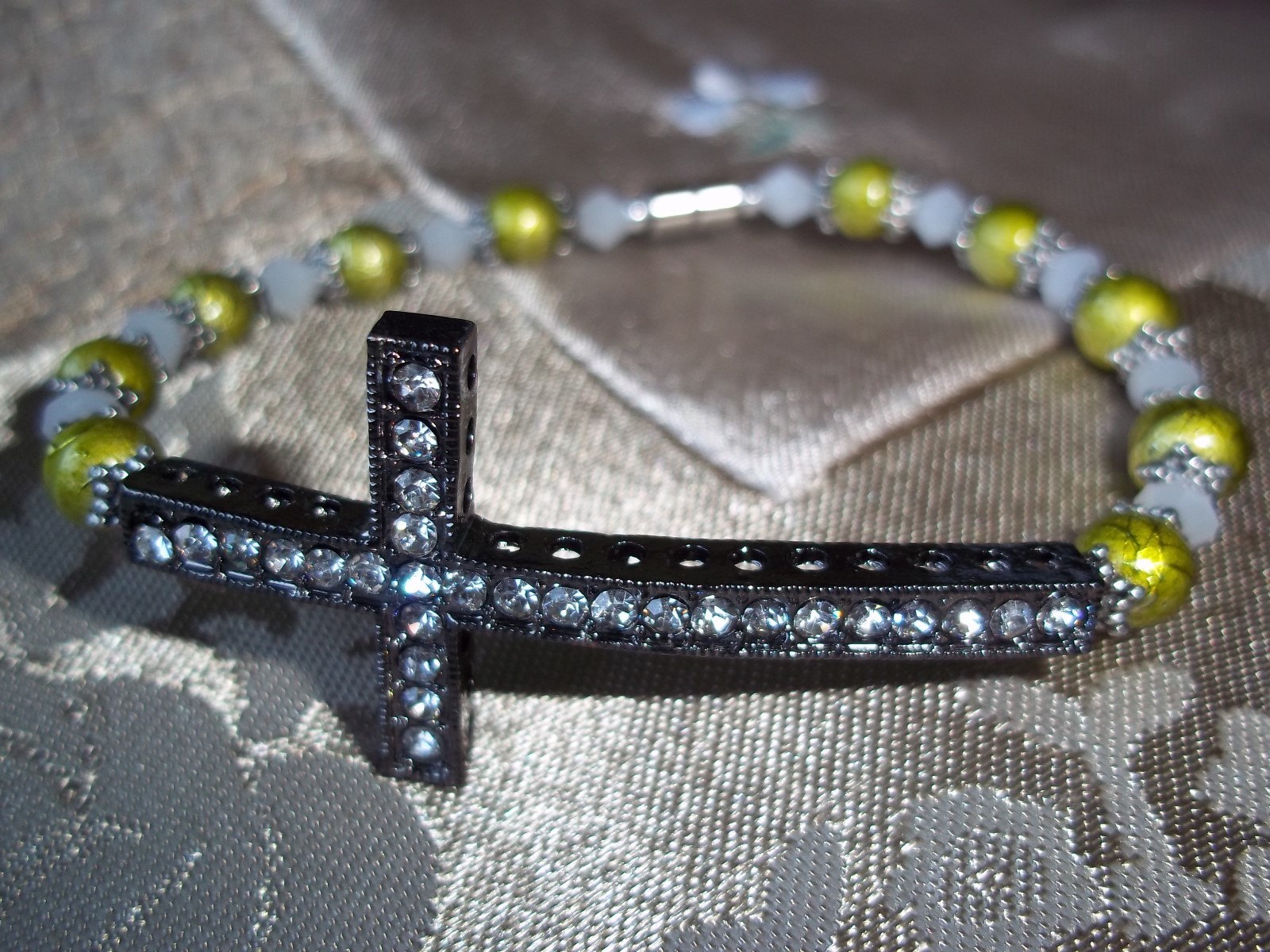7 1/2 in GREEN Glass & WHITE Crystal Bead Cross MAGNETIC Clasp Bracelet  L-12