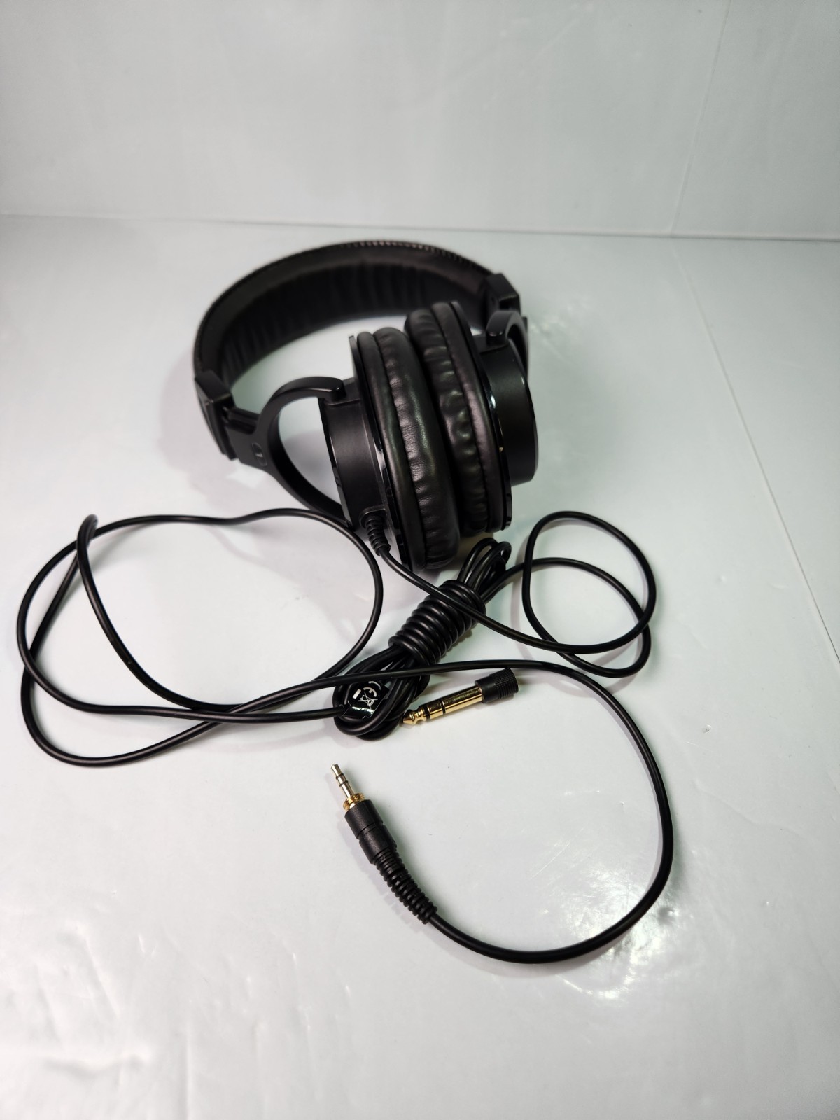 Mackie MC-100 Professional Closed-Back Headphones Black