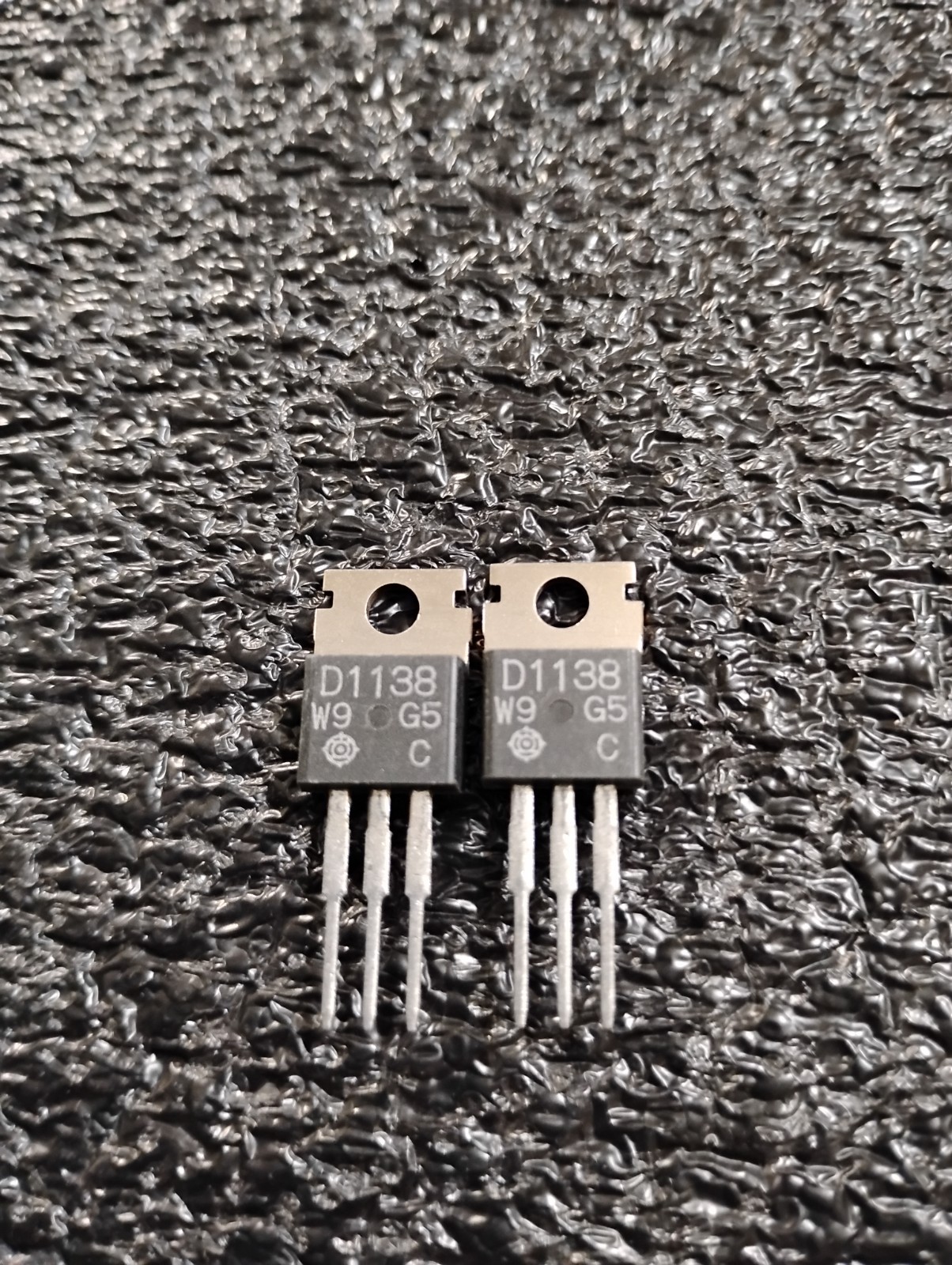 2SD1138 NPN Hitachi Transistors Qty-2 The Complement is the 2SB861