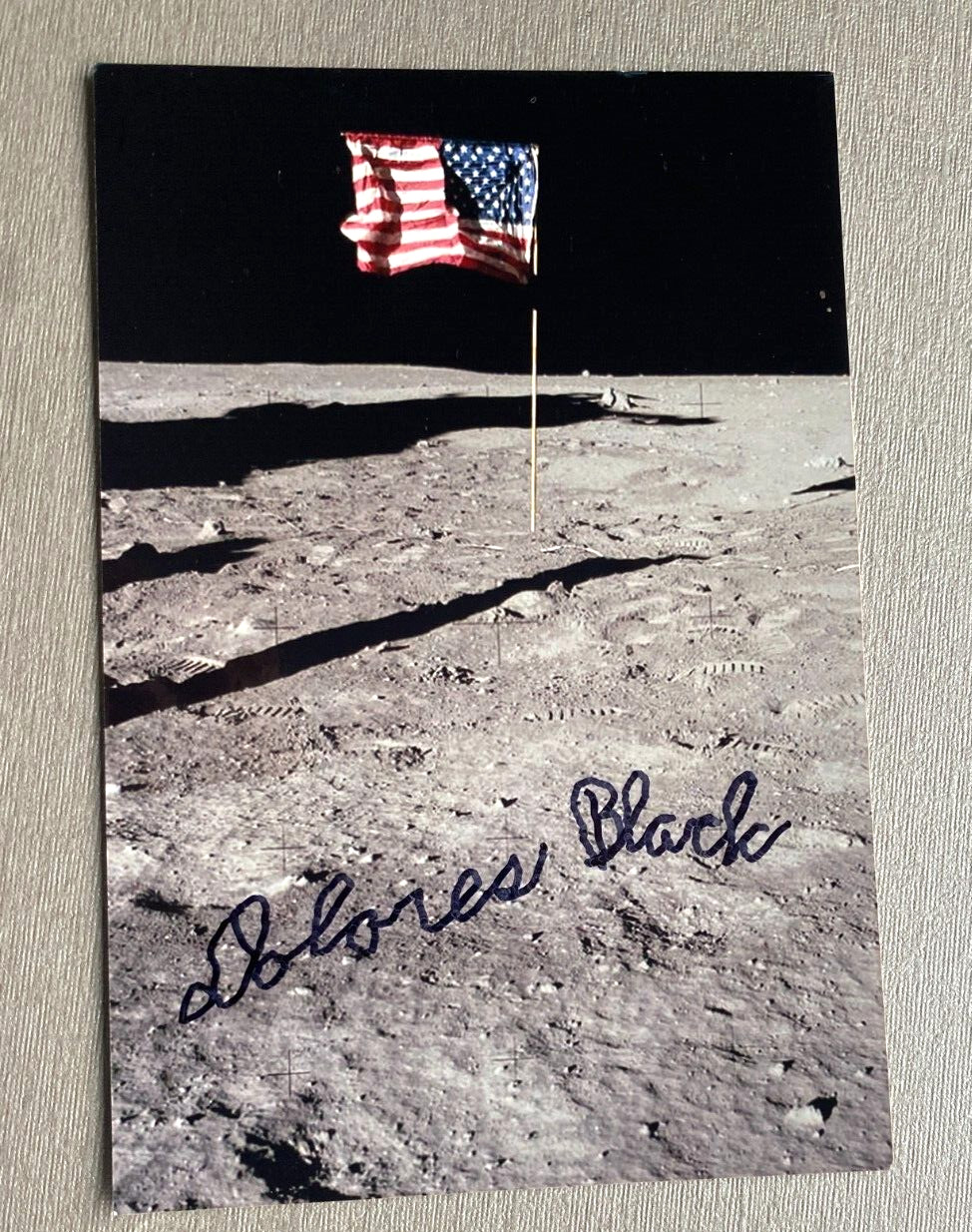 DOLORES BLACK (†2015) Apollo 11 "American Flag" Signed Photo 10x15 Autograph
