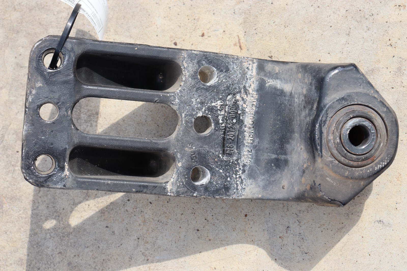 17-24 FREIGHTLINER CASCADIA 126 FRONT SPRING SHACKLE BRACKET A16-20722-000 OEM