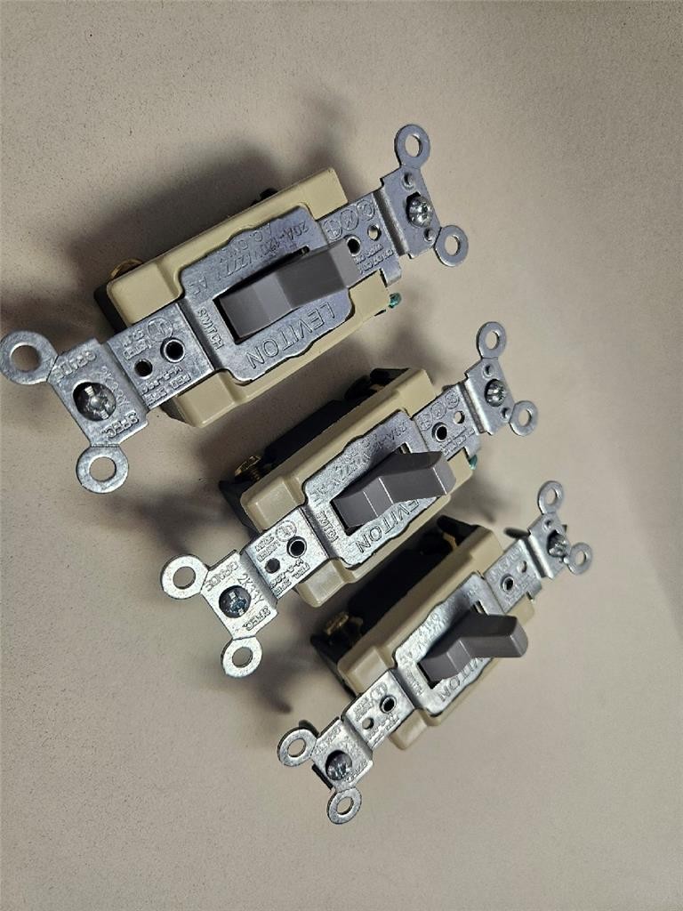 LOT OF 3 NEW LEVITON 1224-SGY 20A 4W 277V GRAY AC SWITCH TOGGLE 273