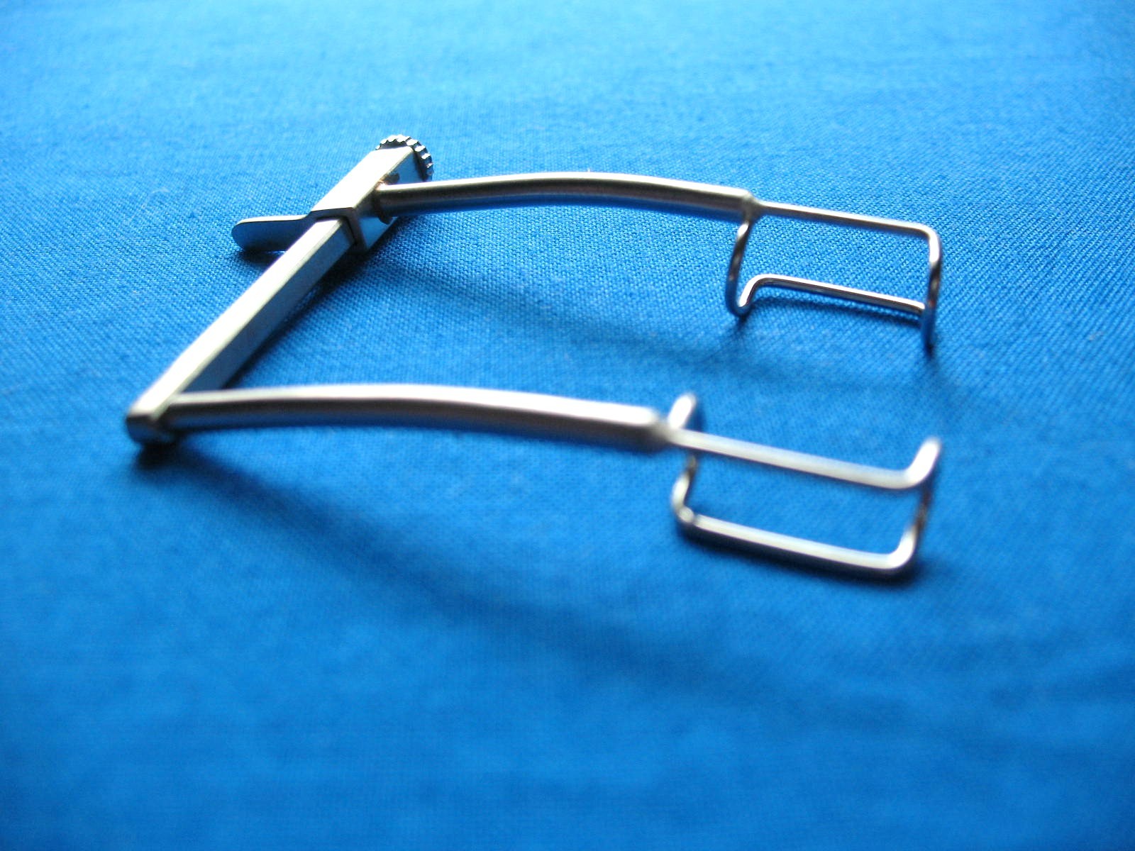 MURDOCH EYE SPECULUM W/ LOCKING SCREW 12MM BLADES #2