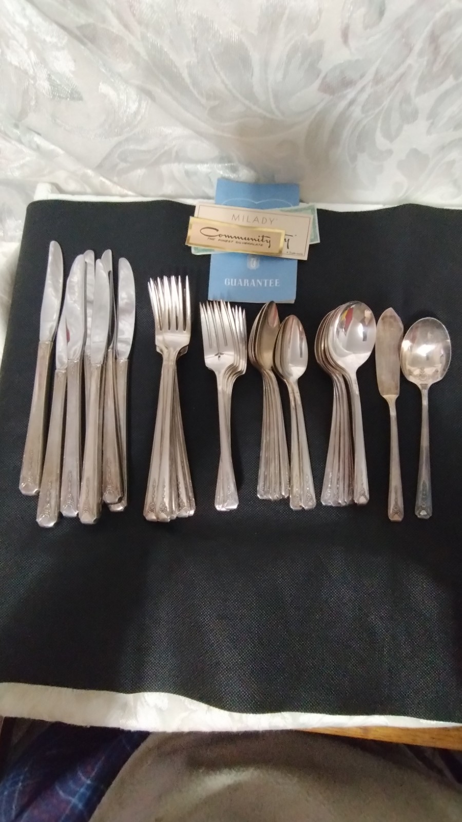 Oneida Community / MILADY Pattern / 40-Piece Silverplate Flatware .