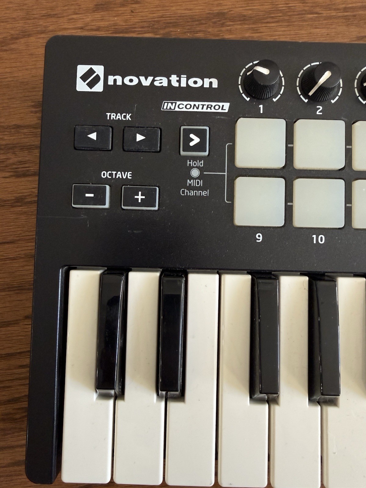 Novation Launchkey Mini 25-Key MIDI Keyboard Controller Pad Triggers Encoders