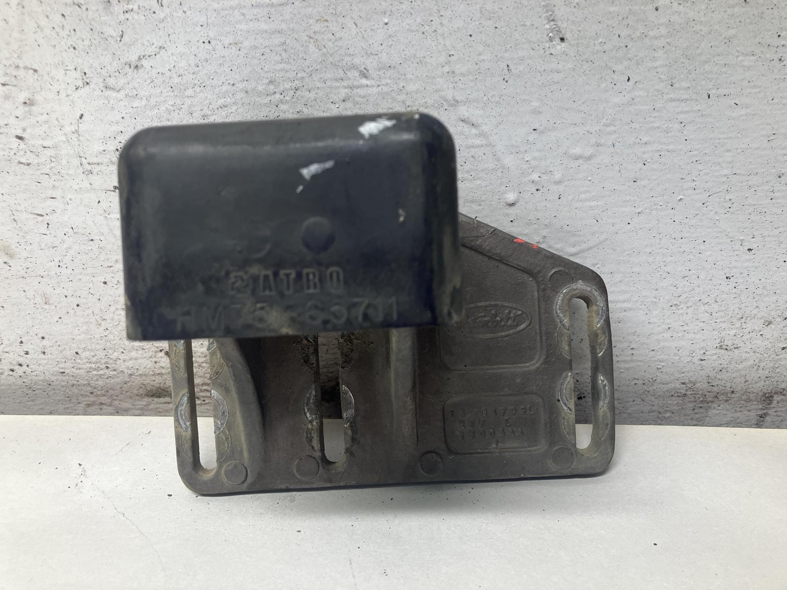 Peterbilt 389 Left/Driver Hood Rest - Used | P/N 1304709L
