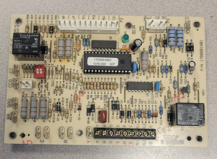 ClimateMaster/Carrier 17B0001N01 Heat Pump Control Board 1076-600 used #P654 G2U