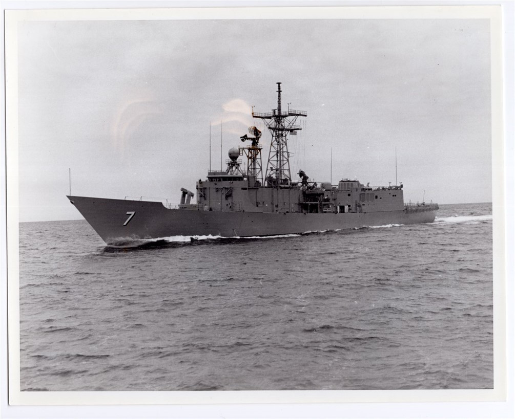 1987 US Navy Frigate FFG-7 USS Oliver Hazard Perry 8x10 Original News Photo
