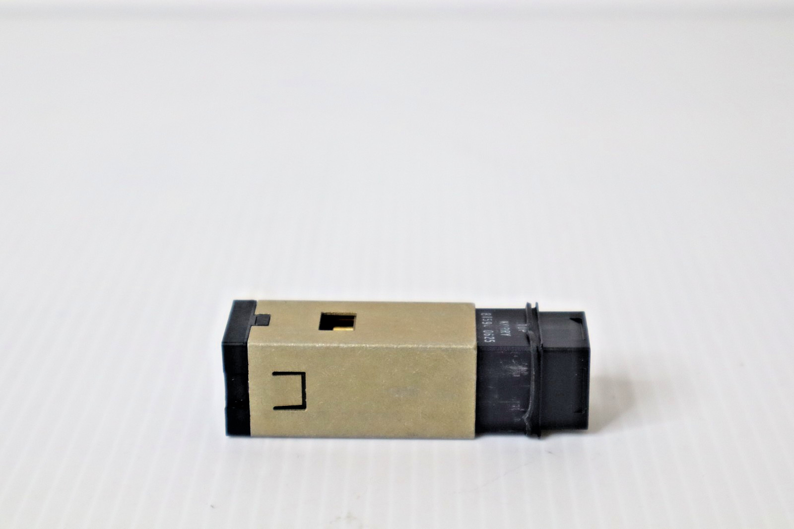 Korry 81590 0625 Push Button Switch 19932-011 (New)