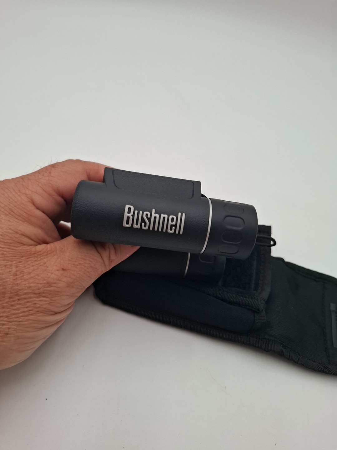 BUSHNELL BINOCULARS 8X21 COMPACT W/ Pouch