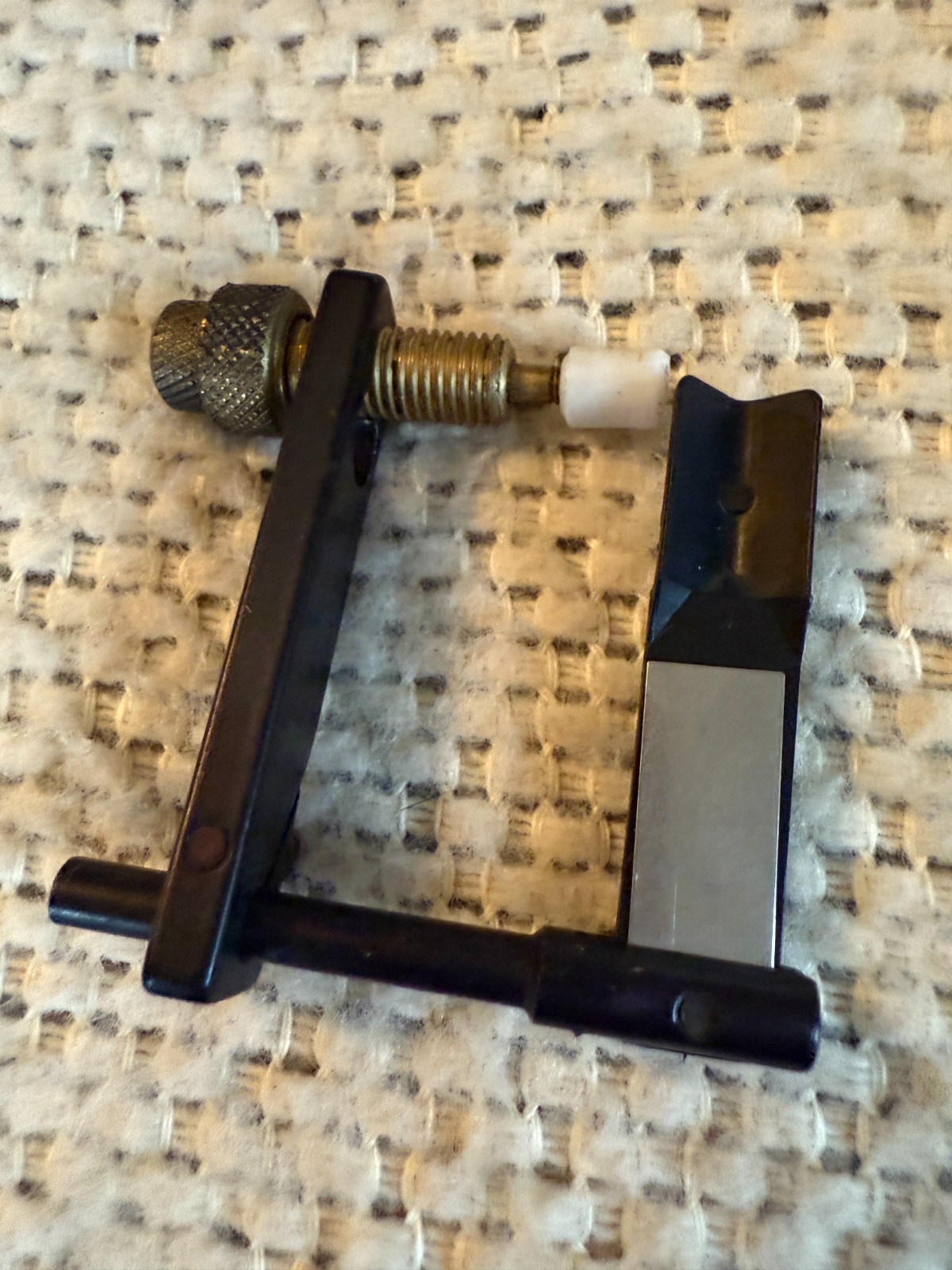 Pressure Plunger Archery Flipper Rest