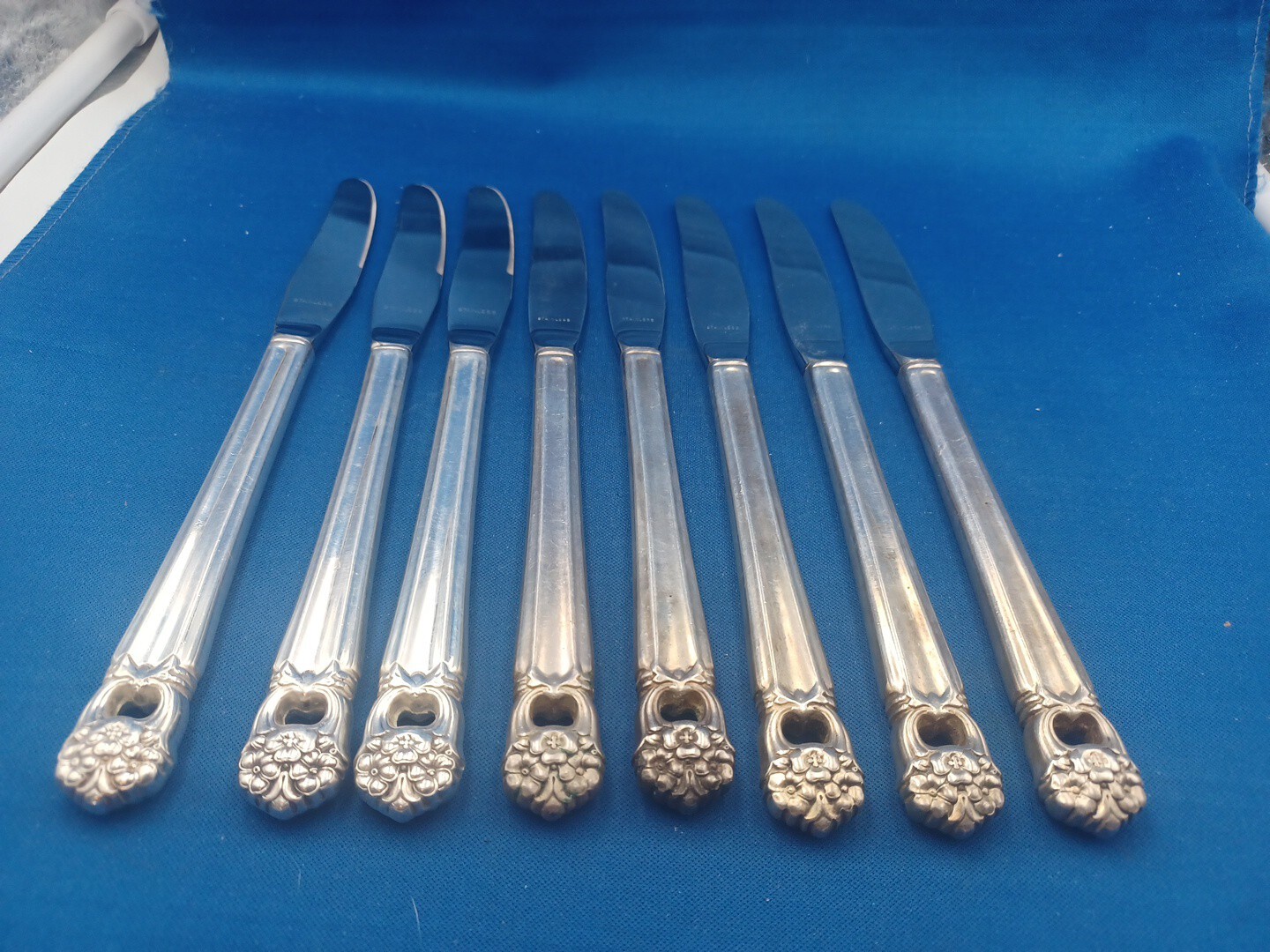 Lot of 8 1847 Rogers ETERNALLY YOURS Grille Knives Silverplate 8 1/2"