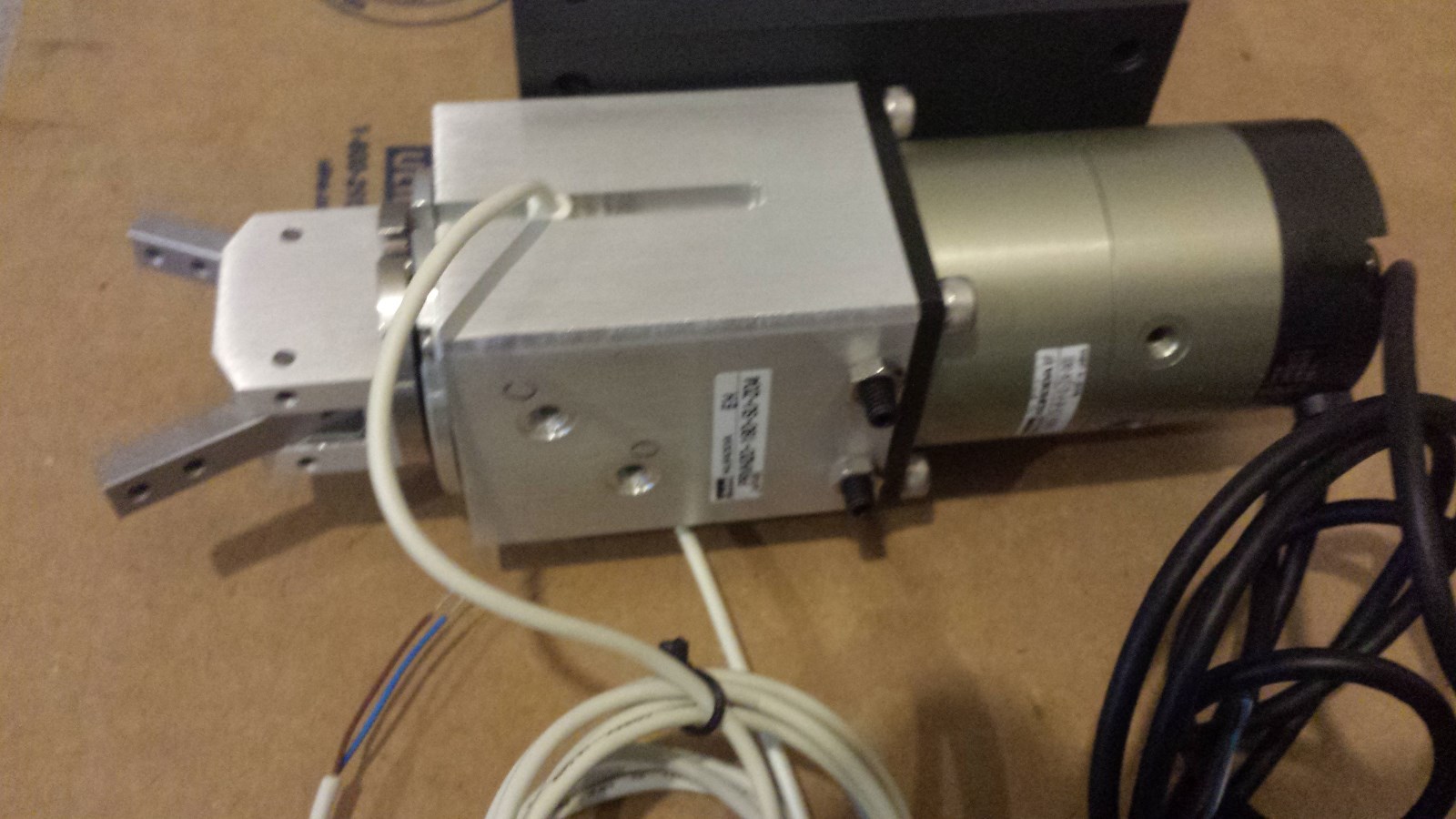 NEW Parker Kuroda Pneumatic Rotary Finger Gripper With Encoder