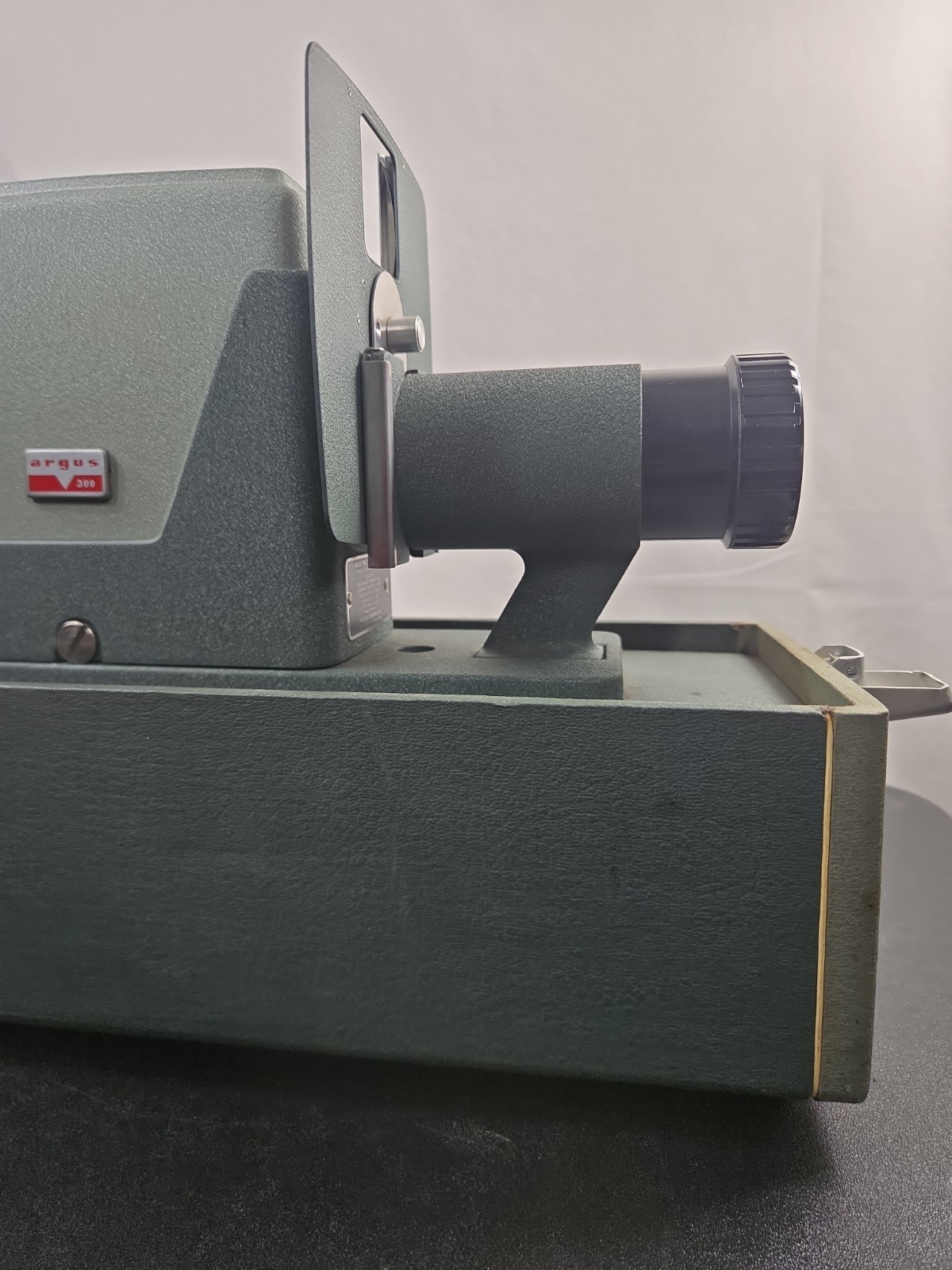 Vintage Argus 300 Automatic 35mm Slide Projector Tested Working w/ Case