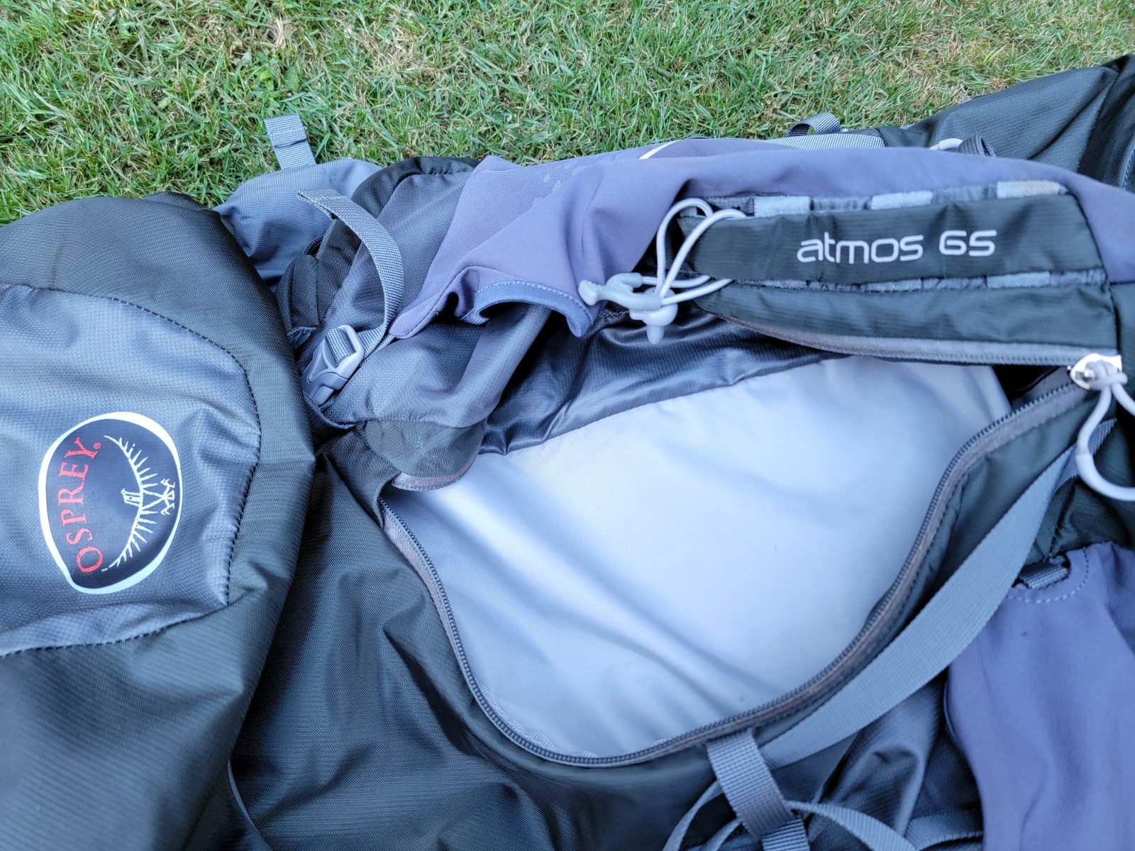 OSPREY Atmos 65 Internal Frame Green Gray Hiking 28" Backpack ~ Size Medium