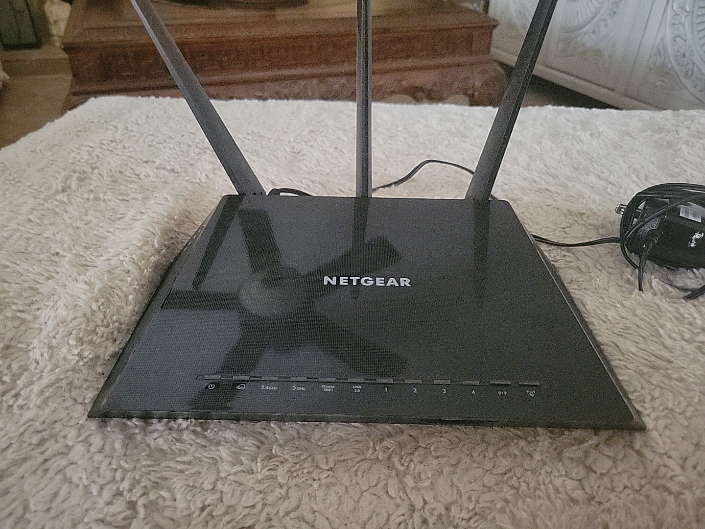 Netgear Nighthawk AC2400 smart WiFi router, model R7350