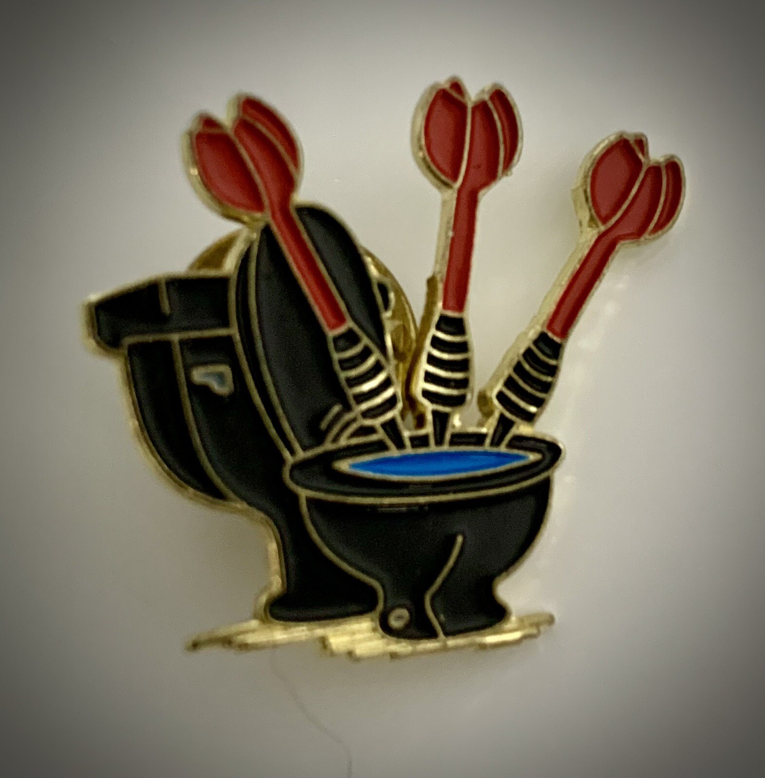 HILARIOUS DARTS IN THE TOILET HAT/LAPEL PIN (NEW AND SEALED)