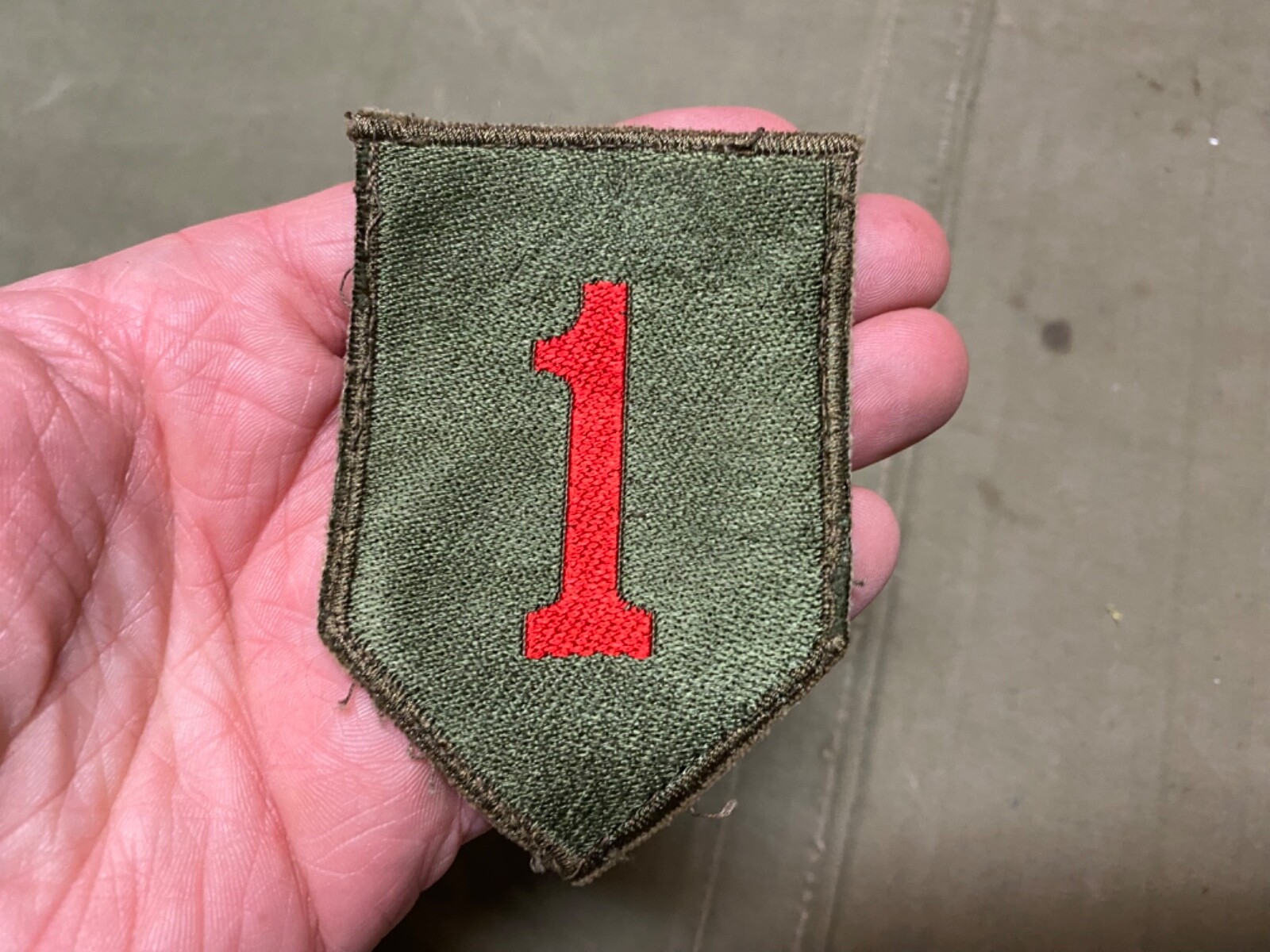 ORIGINAL WWII US 1ST INFANTRY DIVISION SLEEVE INSIGNIA PATCH-KHAKI BACK