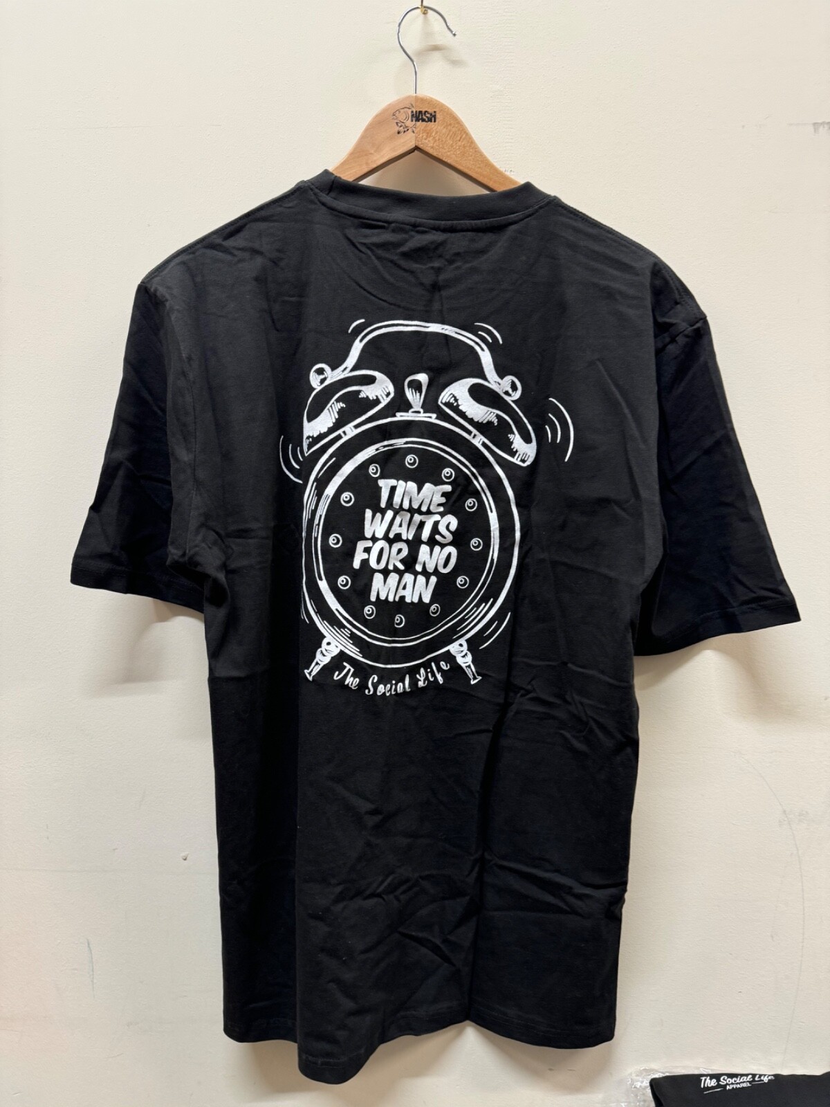 THE SOCIAL LIFE CARP CLOTHING, BLACK T SHIRT “TIME WAITS FOR NO MAN” - SIZE XL
