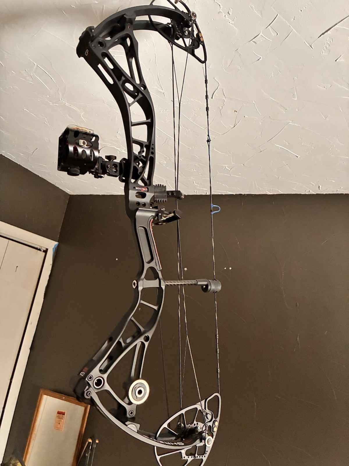 Bowtech Realm SR6 RH 60lbs 26-31in Draw 33in Black Aluminum Compound Bow