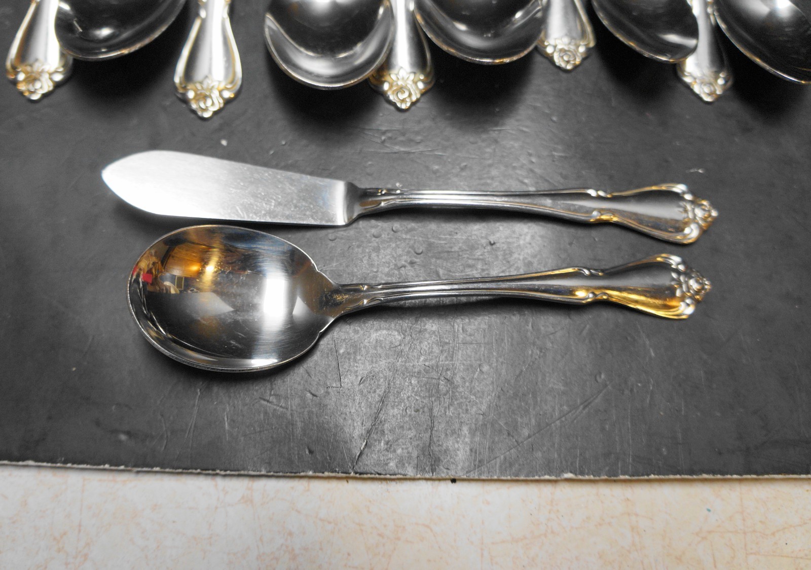 Oneida Arbor Rose True Rose 32 Pieces Flatware Set