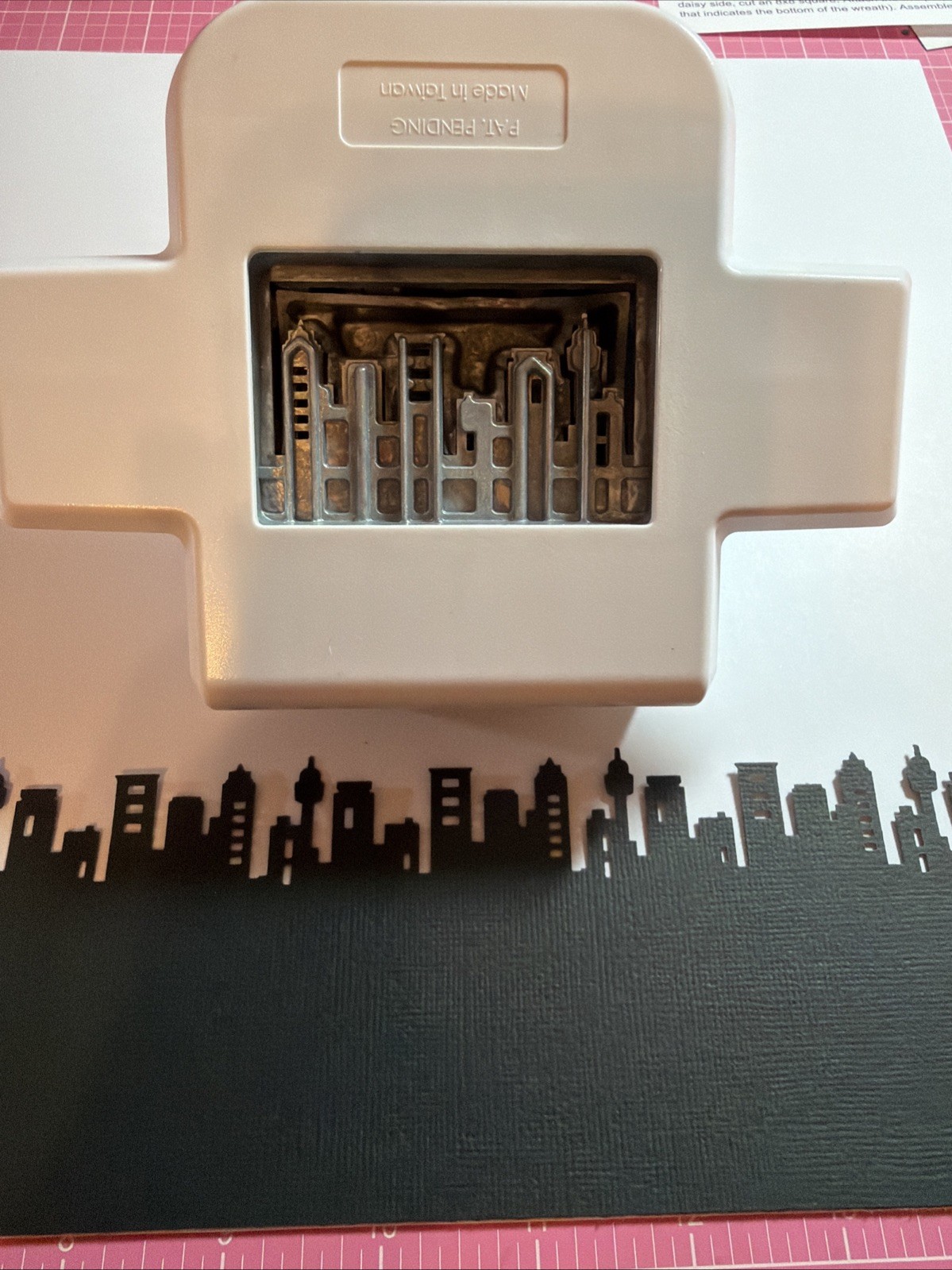 Creative Memories CITYSCAPE Decorative Border Punch - MINT No Box!