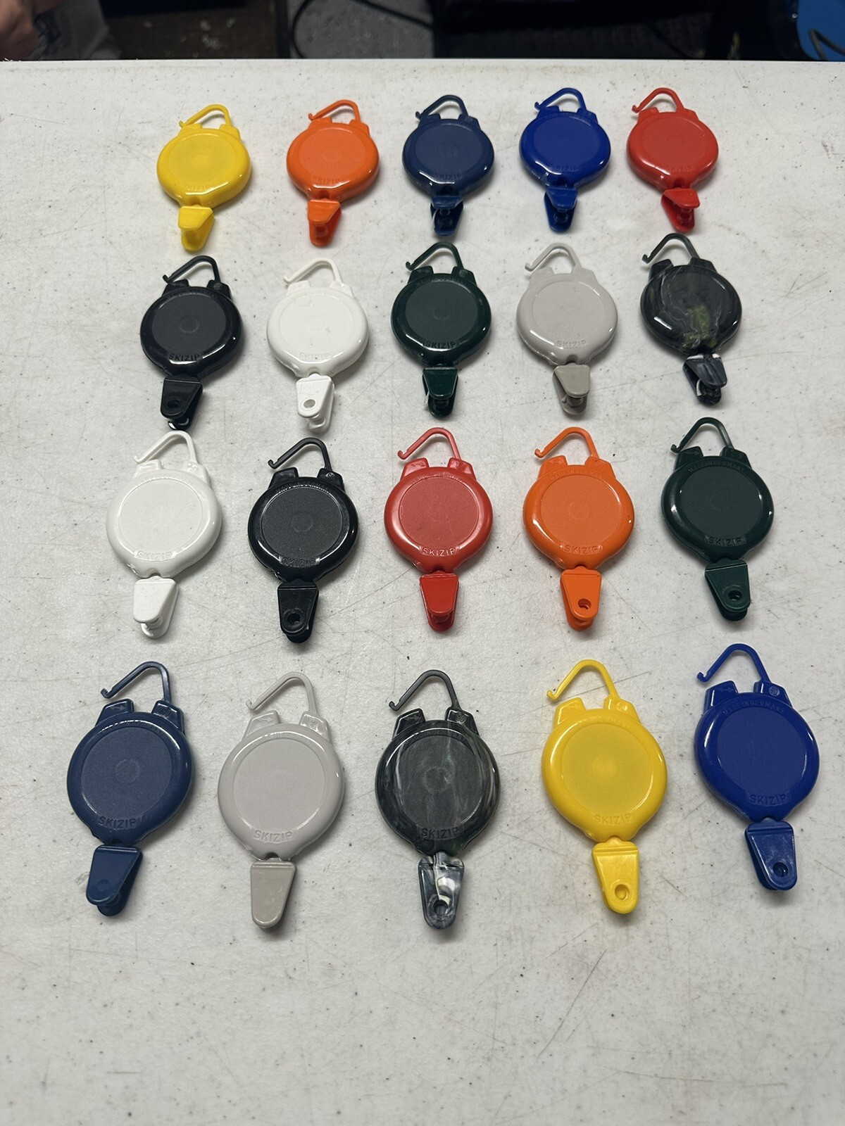 LOT OF 20 SKIZIP  Pass Holder Extendable Retractable 10 Assorted Color Options