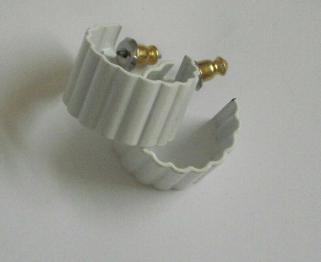 Vintage new old stock 80's white enamel ribbed hoop post earrings 5/8" x 3/8"