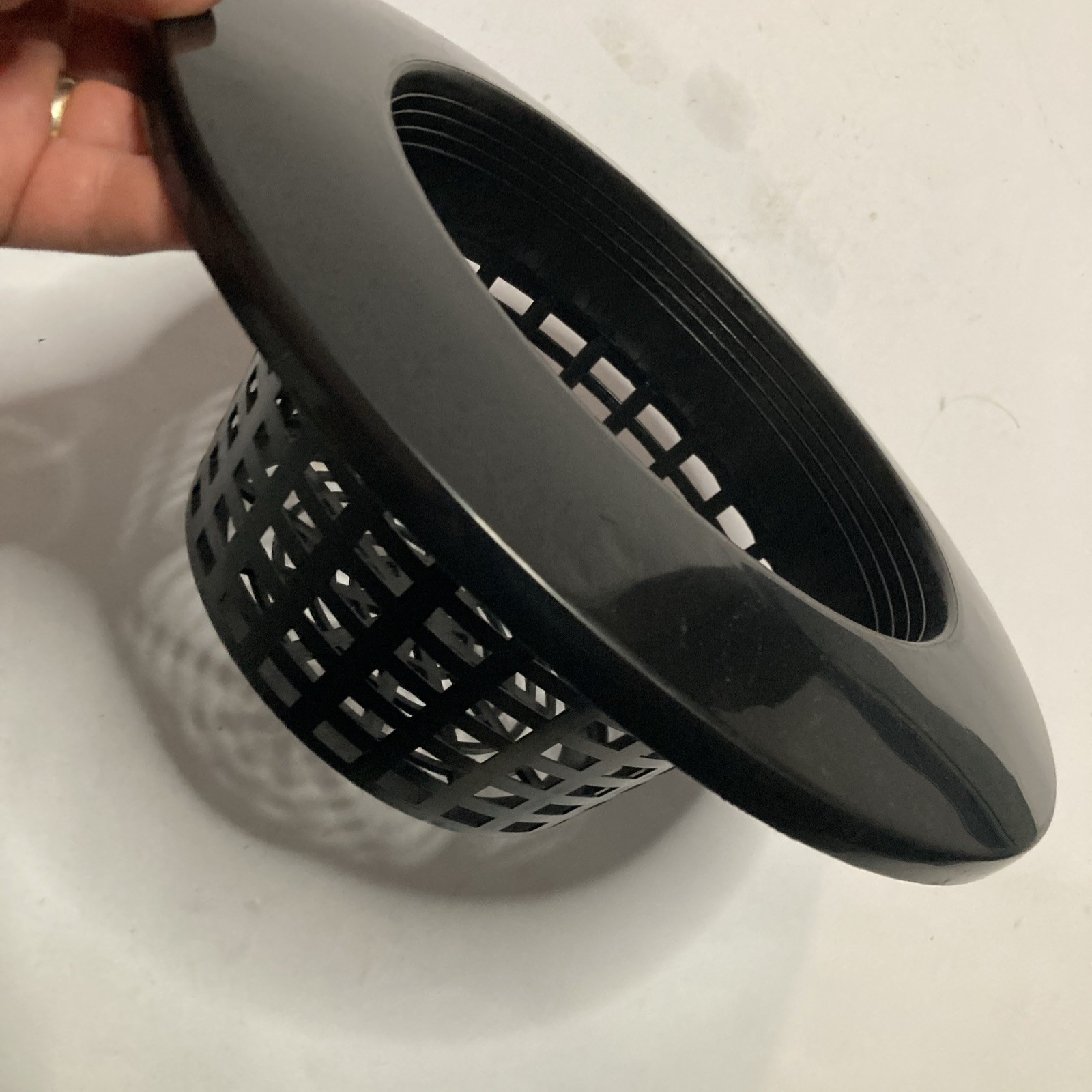 HydroFarm 6" Wide Lip Mesh Bucket Lid Basket Variation HG6RDBK