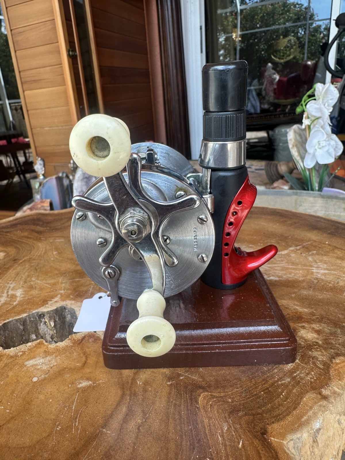 Shakespeare Service 1946M Vintage Level Wind Fishing Reel with Display Stand