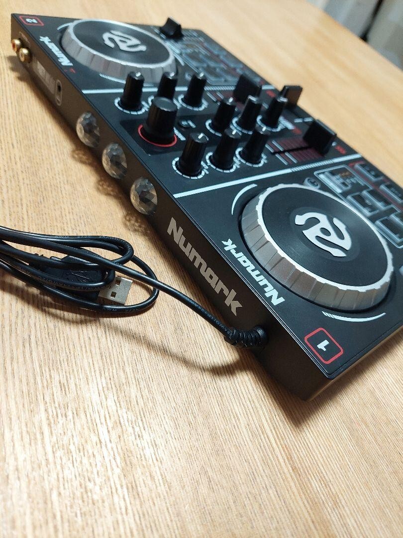 Numark Party Mix DJ Controller Portable Serato DJ Lite 2 Channel Streaming