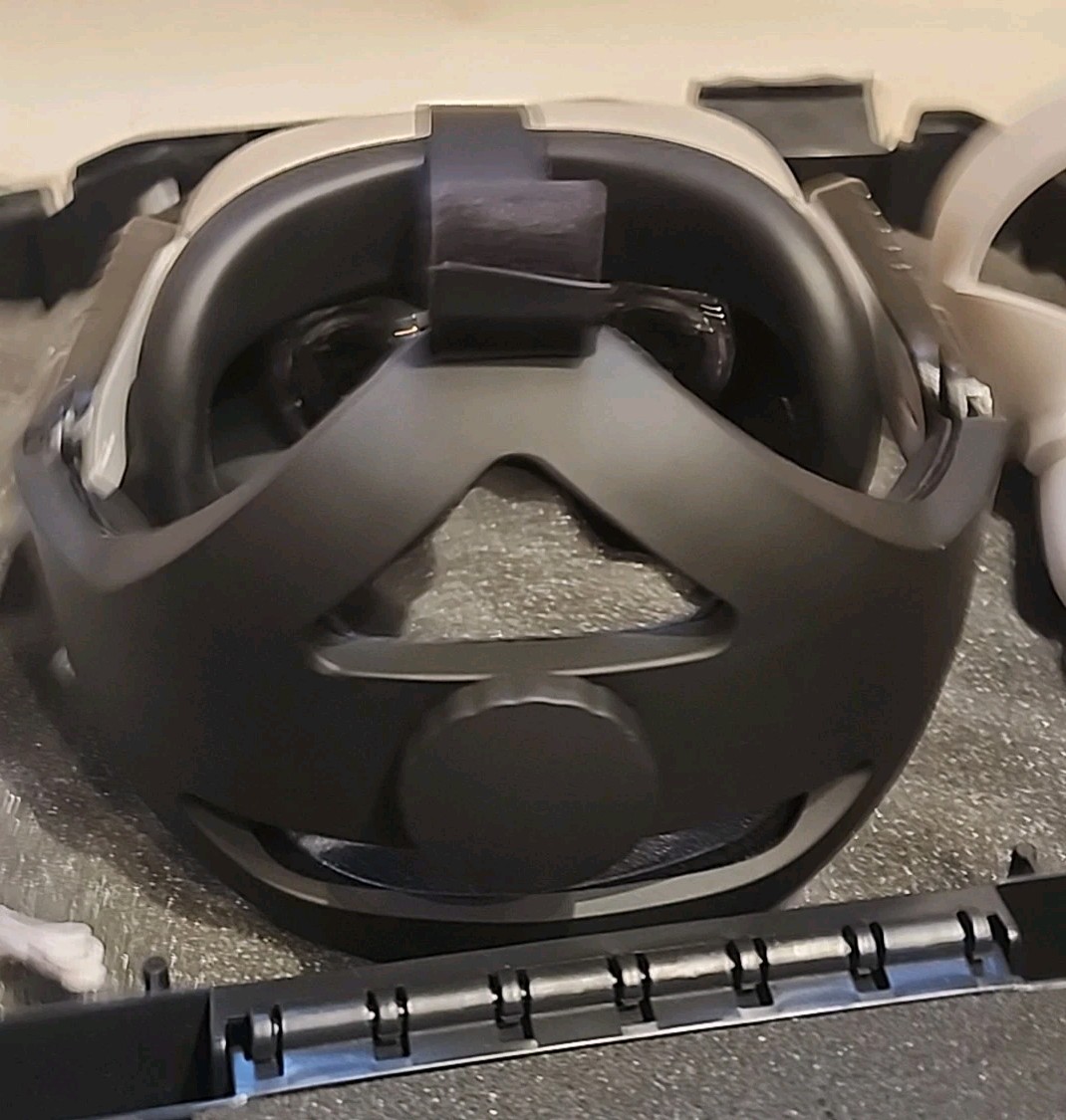 VR Virtual Reality Headsets W/ Controllers And Case Free Shipping!!