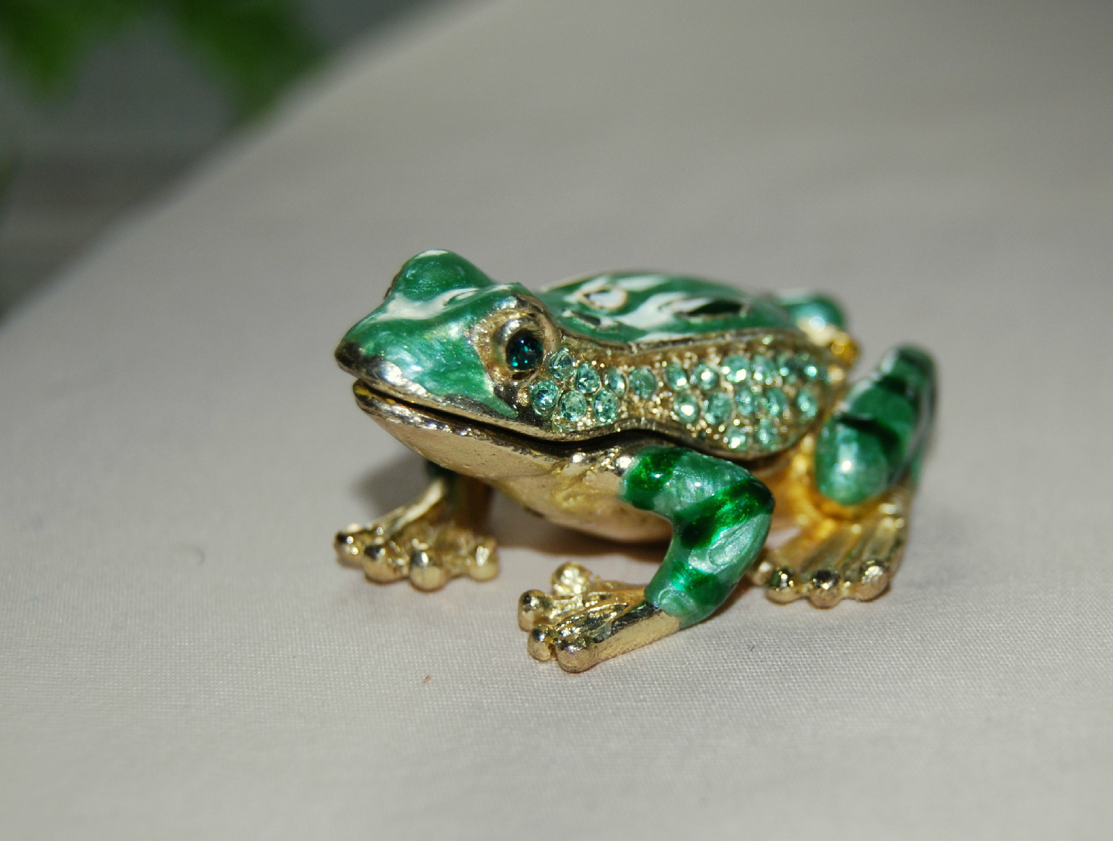 Brand New FANCY FROG Limoge style enameled and bejeweled metal trinket box !