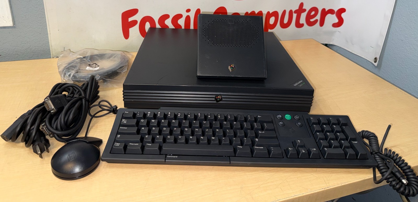 NeXTstation Color N1200 Computer Sound Box N4004A Keyboard and Mouse N8003    KL