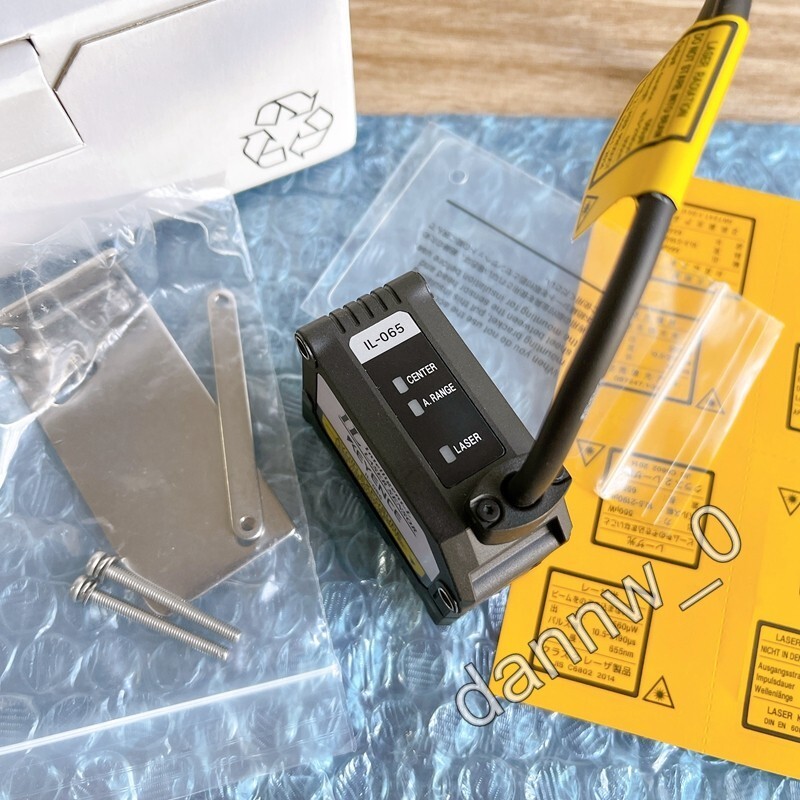 New In Box KEYENCE IL-065 Laser Sensor