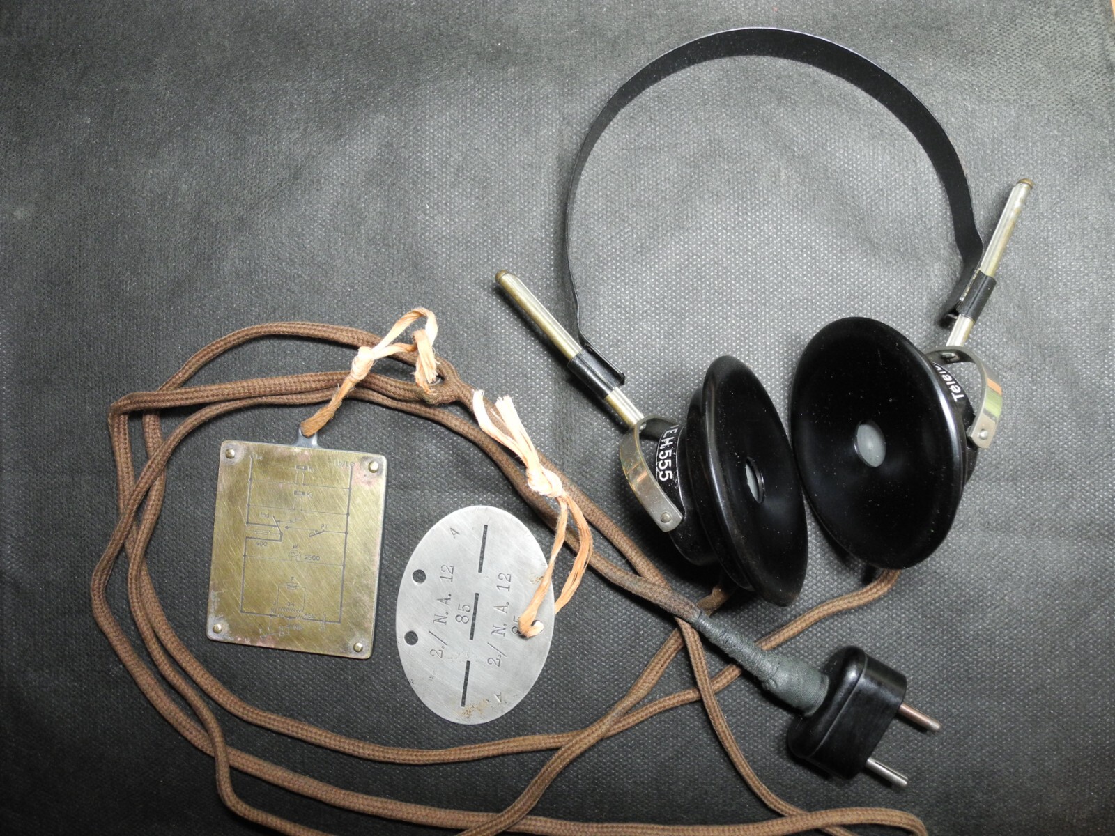 WW2 Wehrmacht signalman's belongings(ID DOG TAG, field phone plate, headphones).