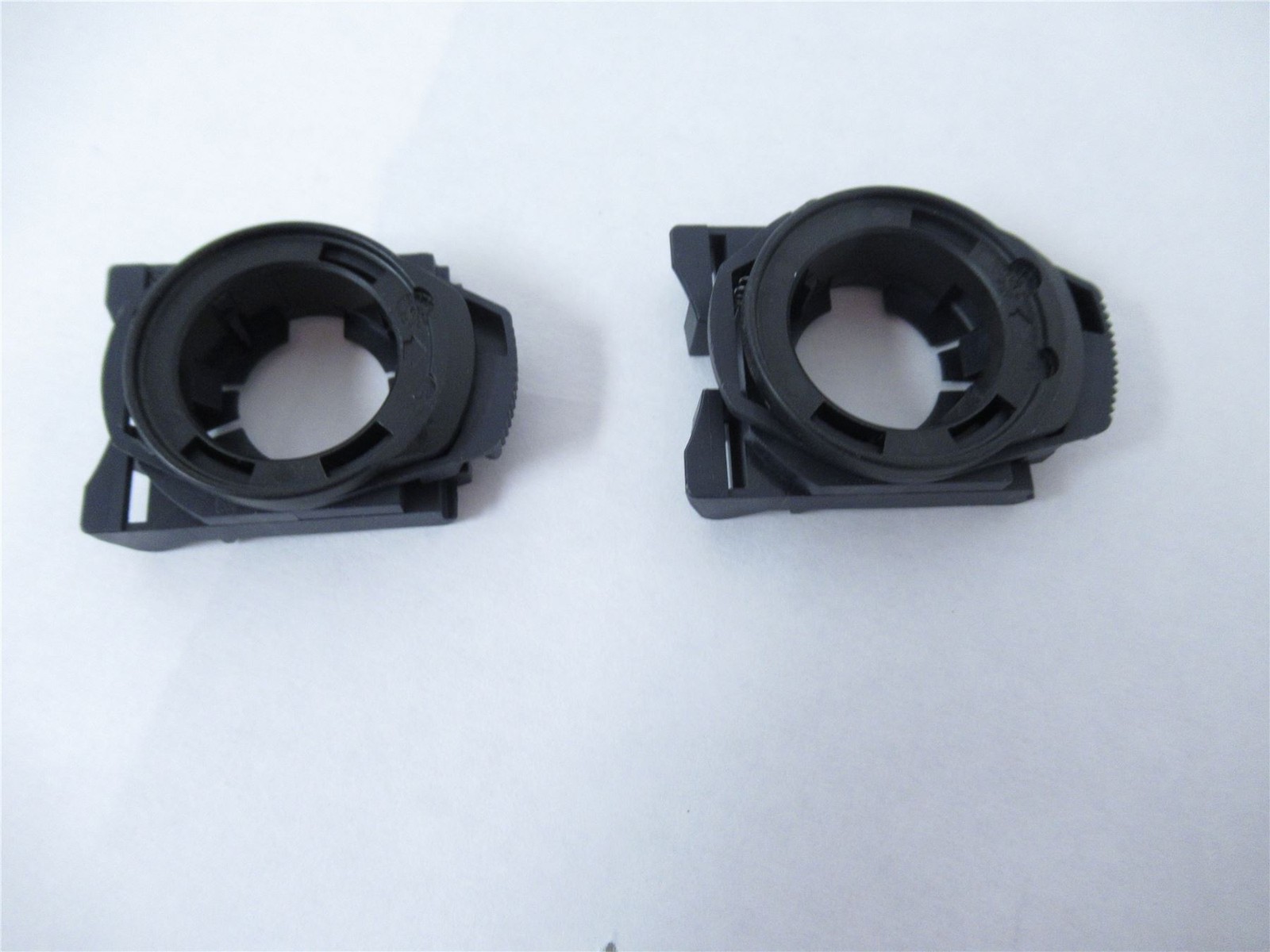 247952 New-No Box; MFG 71106102 Lot-2 Button Latch Draw 22mm