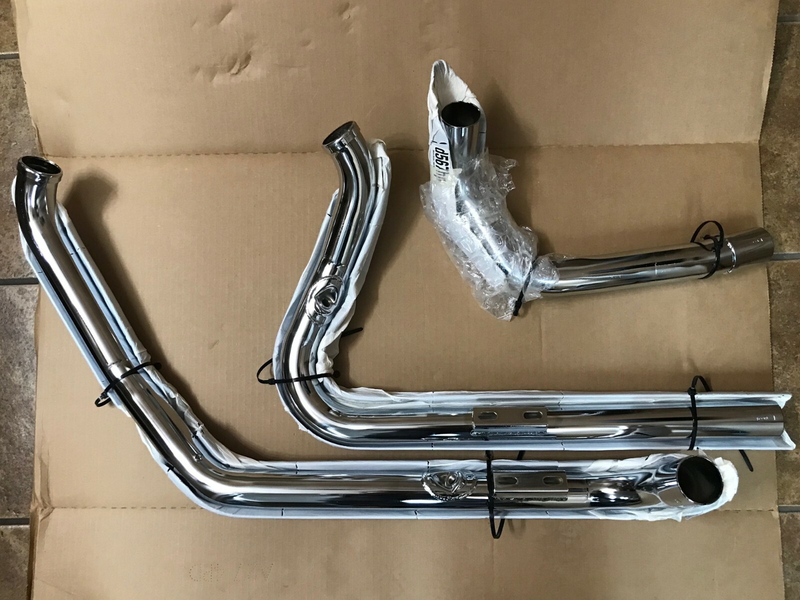 NEW 46829 VANCE & HINES DUAL HEAD PIPES W/ BLACK HEAT SHIELDS FOR HD DRESSERS