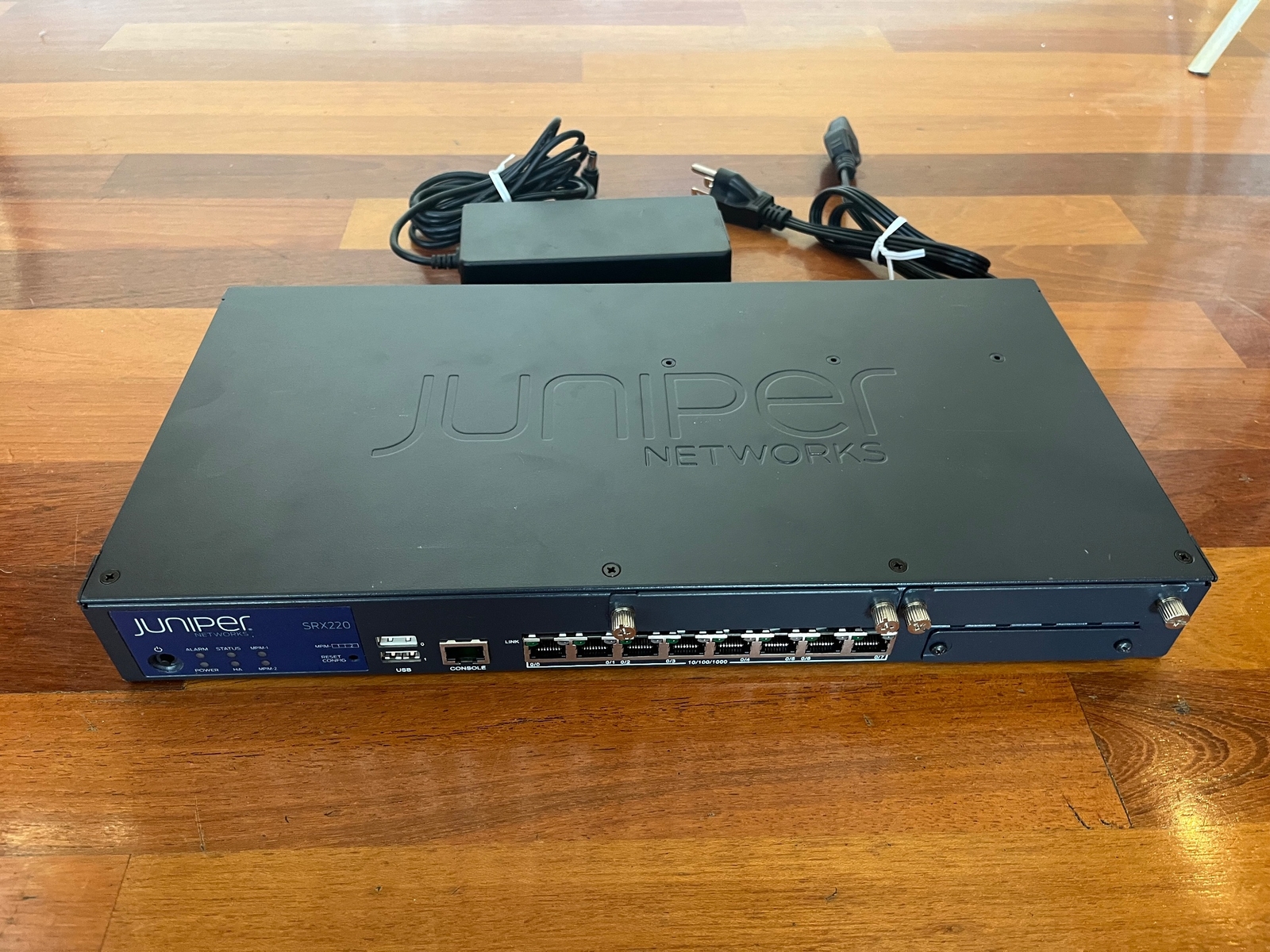 Juniper Networks SRX 220 SRX220H Services Gateway w/AC Adapter