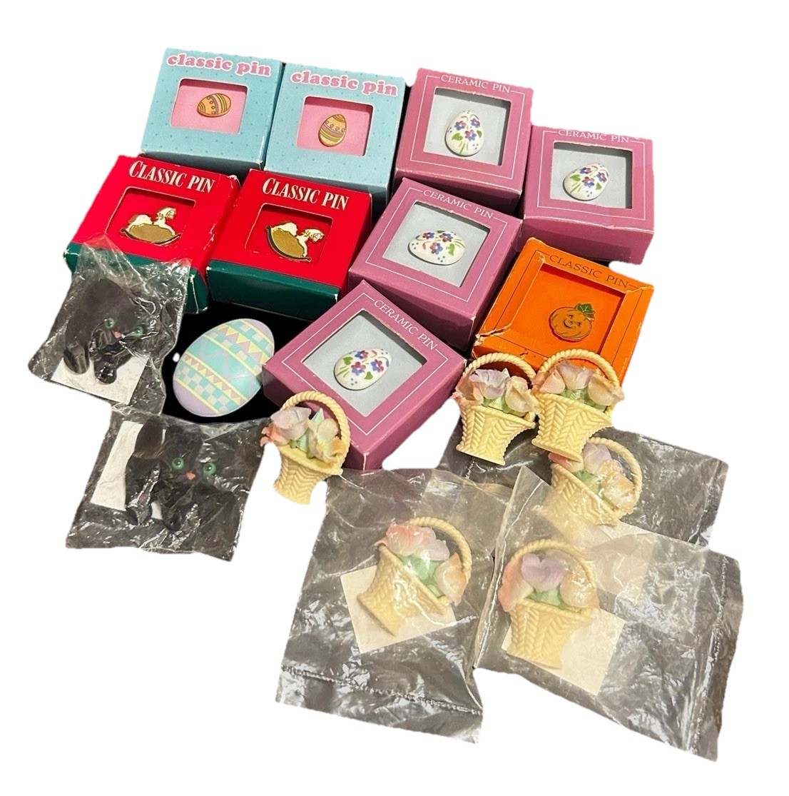 VTG Hallmark Holiday Pins Lot of 18 Easter Christmas Thanksgiving Halloween READ