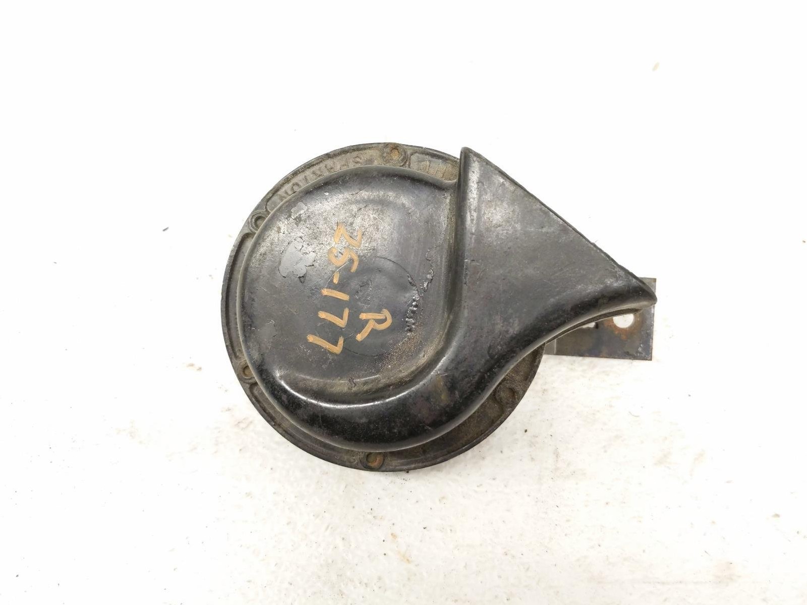 2001-2005 Lexus Is300 Low Note Pitch Honking Sound Horn 86520-17090