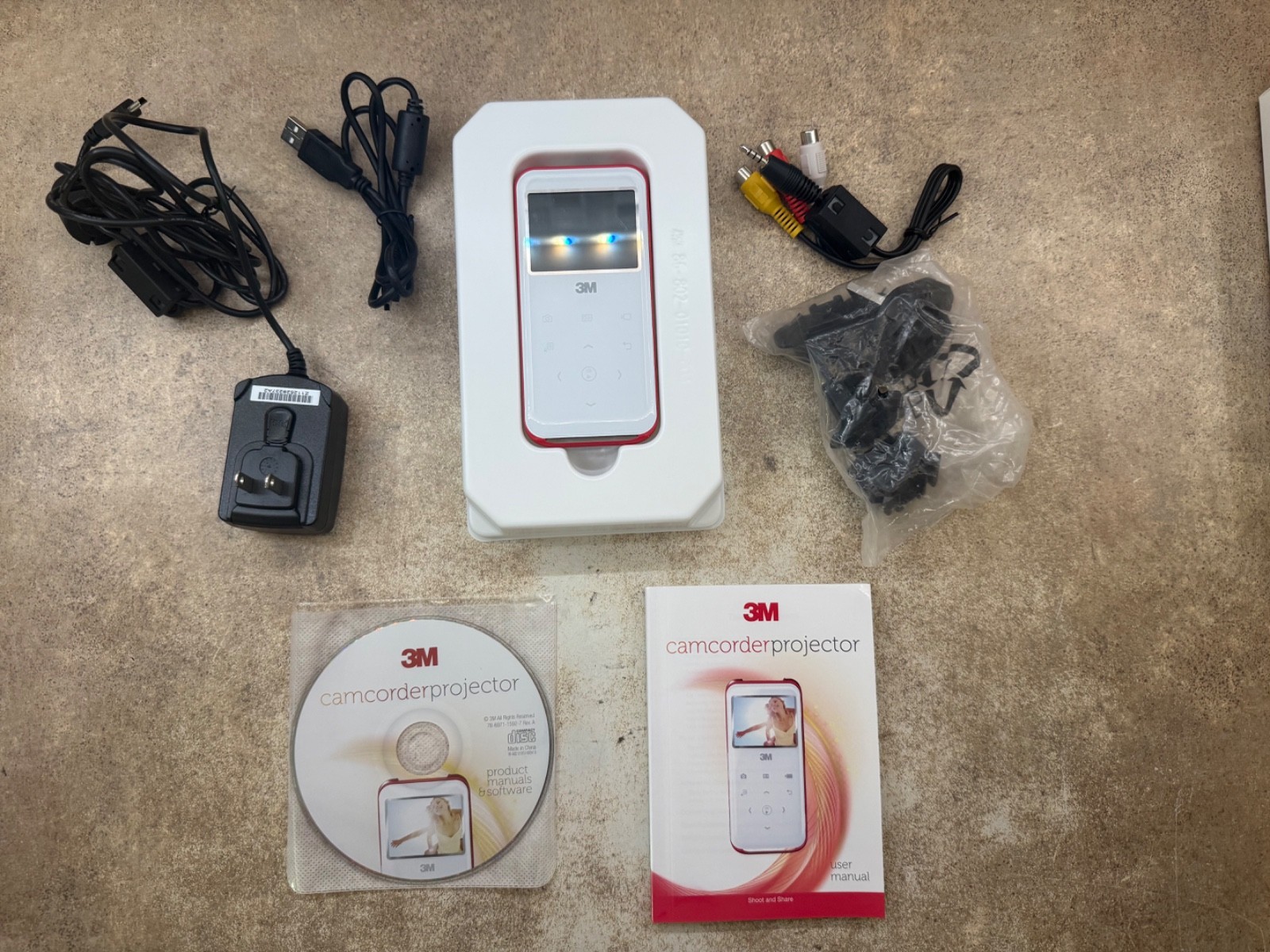 3M SHOOT & SHARE CAMCORDER PROJECTOR CP45R 720P RED ACCENT TESTED