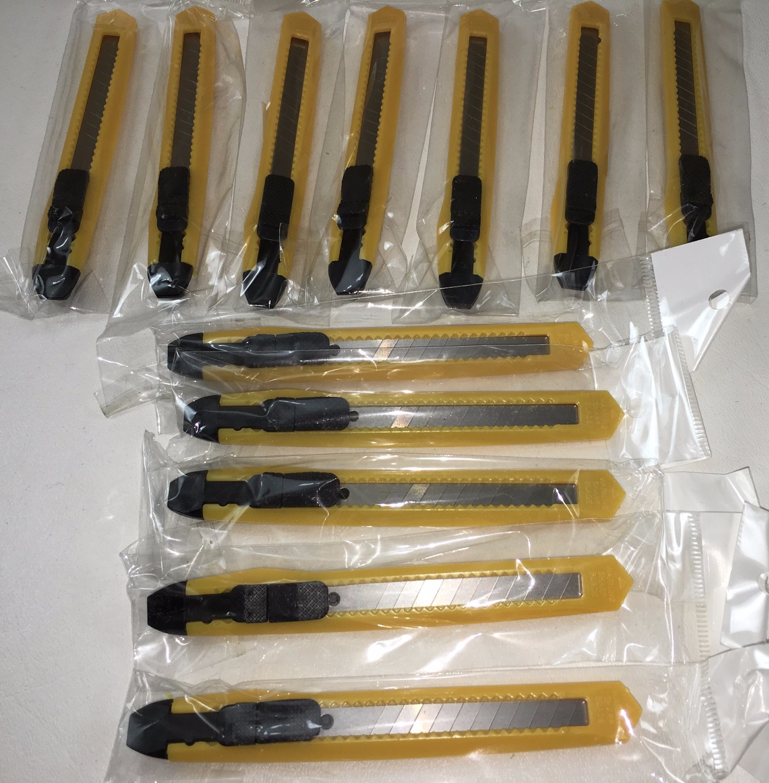 LOT OF 135 CTA BOX CUTTERS YELLOW PLASTIC W/ SNAP OFF BLADES 5/8" WIDE 5" LONG