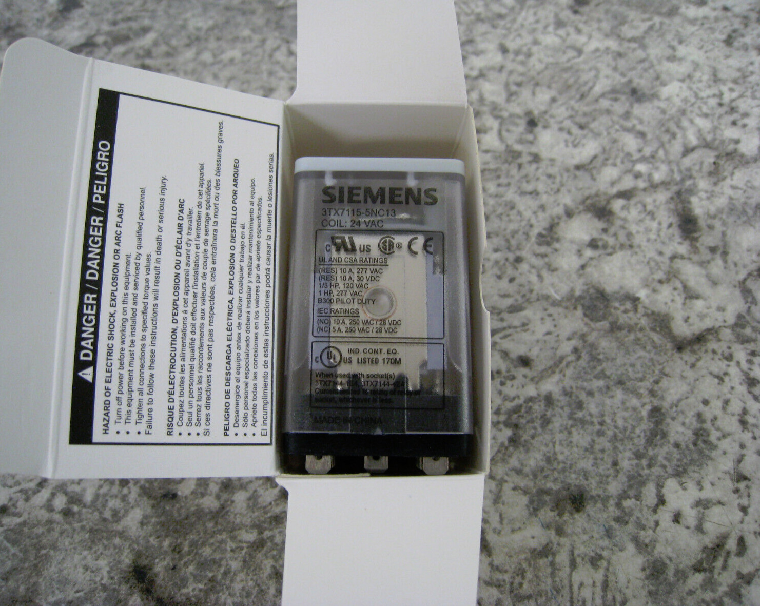 NEW Siemens 3TX7115-5NC13 3PDT FLAT 10A 24VAC Plug-In Relay FREE SHIPPING